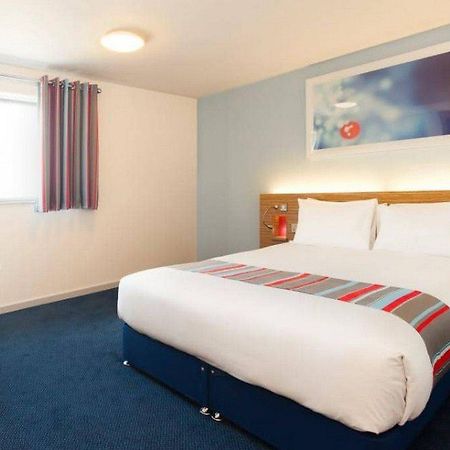 Travelodge London Илинг Экстерьер фото