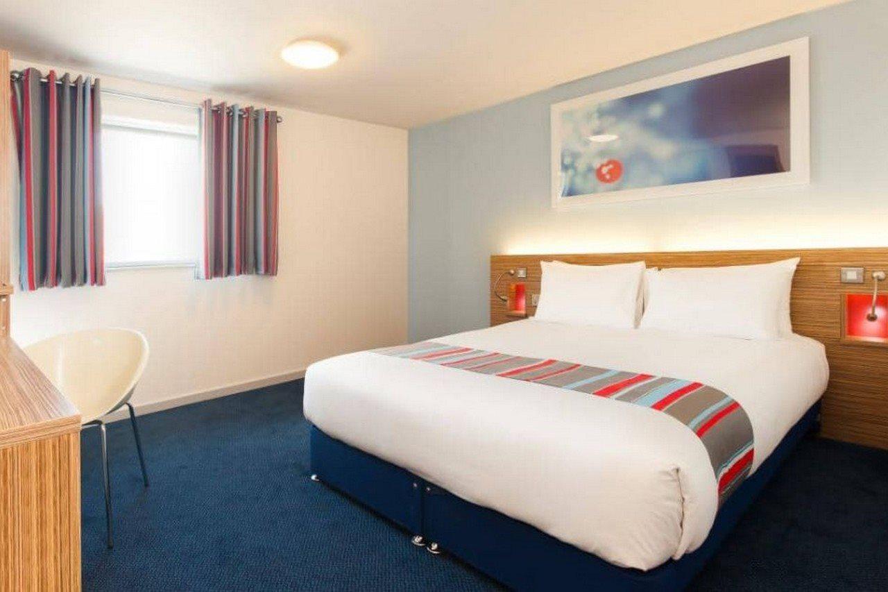 Travelodge London Илинг Экстерьер фото