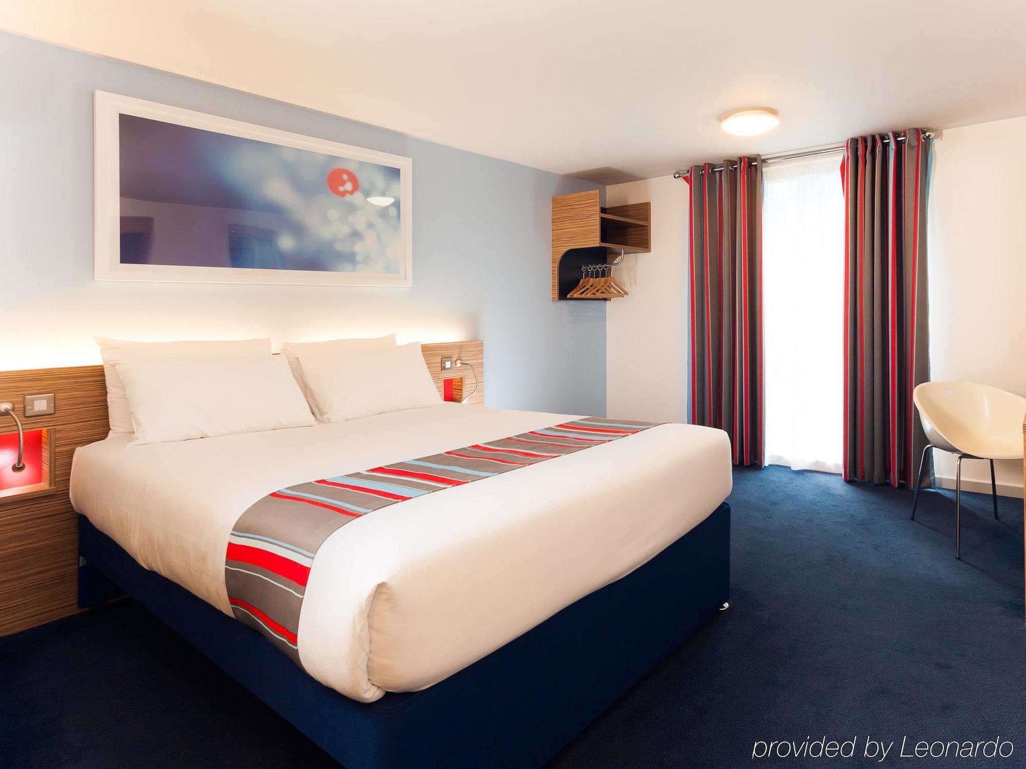 Travelodge London Илинг Экстерьер фото