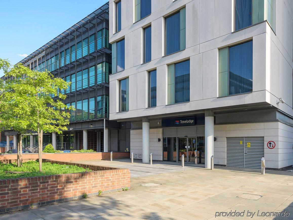 Travelodge London Илинг Экстерьер фото