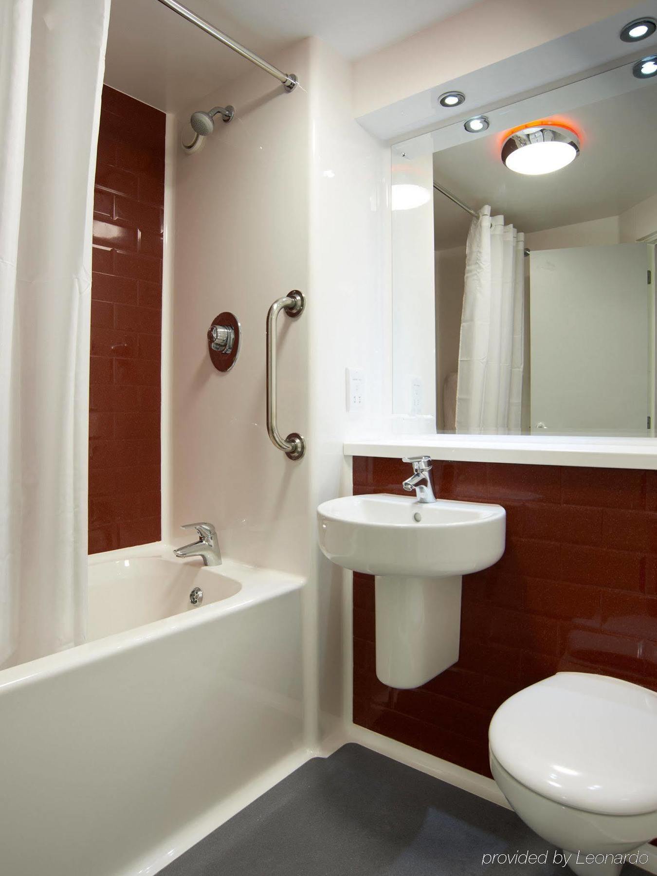 Travelodge London Илинг Экстерьер фото