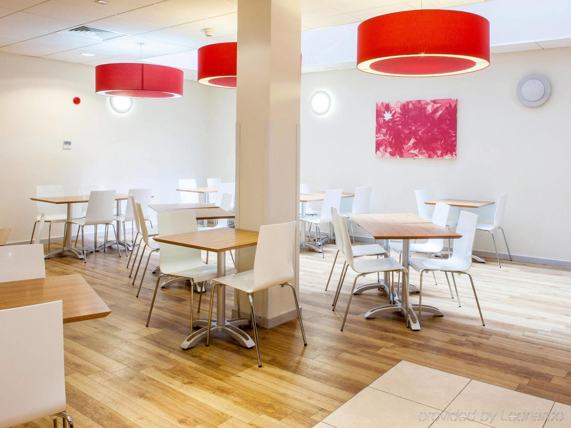 Travelodge London Илинг Экстерьер фото
