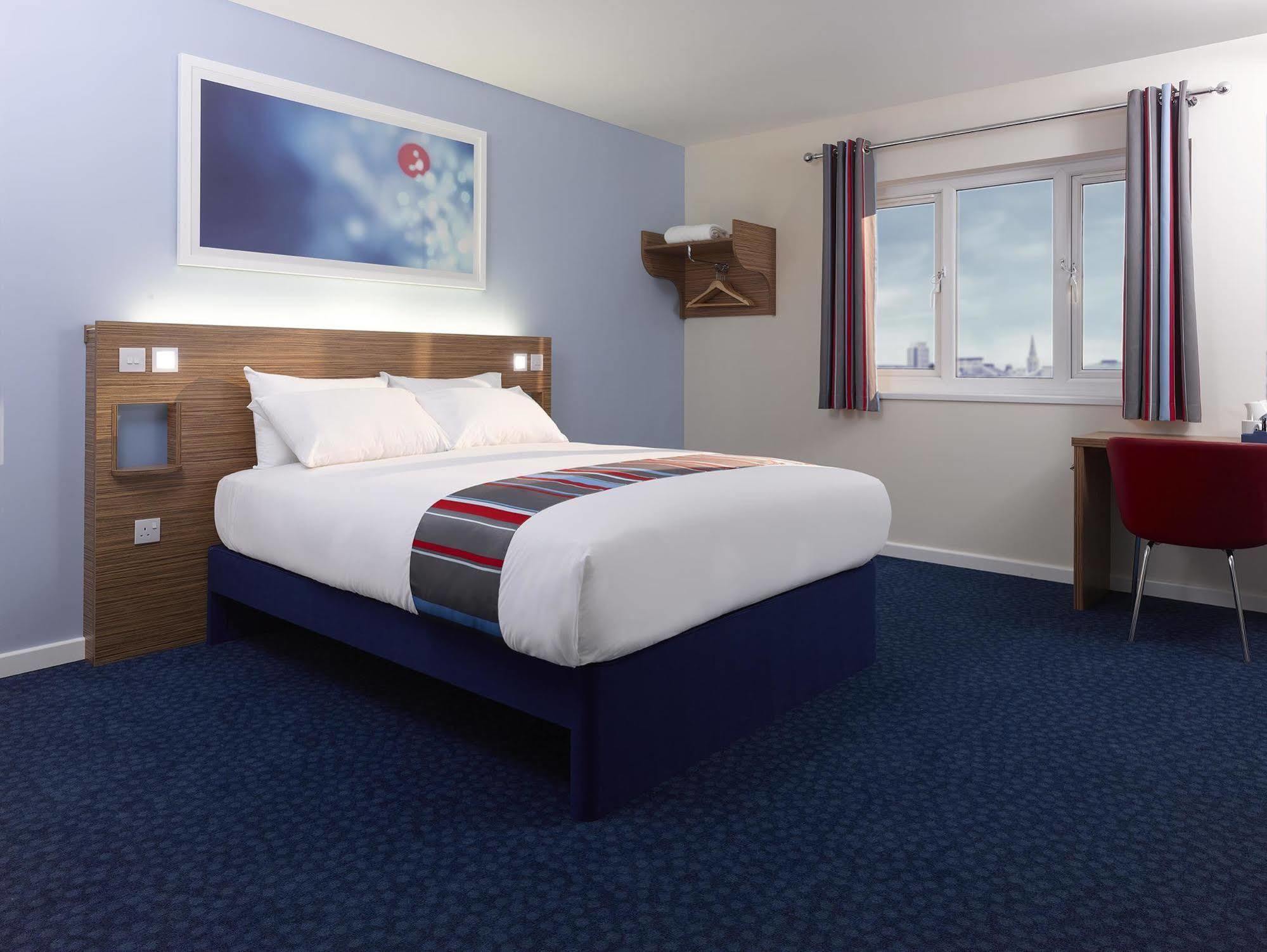 Travelodge London Илинг Экстерьер фото