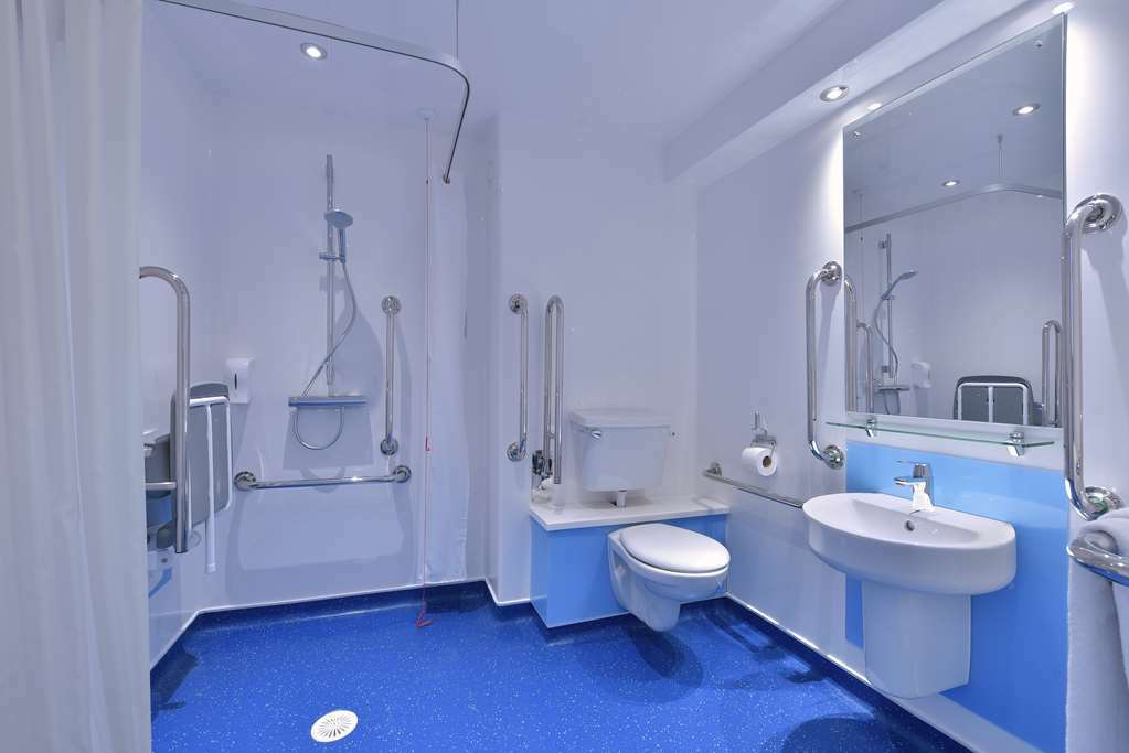 Travelodge London Илинг Номер фото