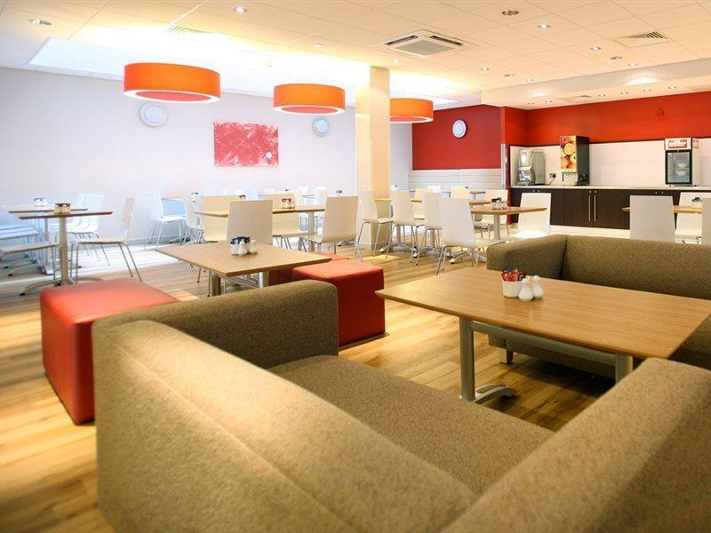 Travelodge London Илинг Экстерьер фото
